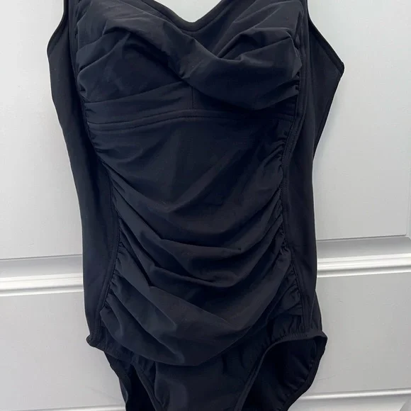 Land’s End one piece swimsuit with padding. Adjustable straps has liner.… - Picture 3 of 8